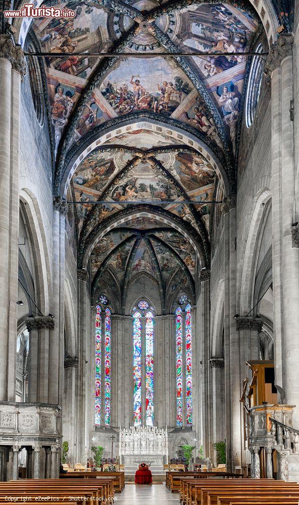 Immagine La navata centrale della Cattedrale dei Santi Pietro e Donato (Arezzo) si sviluppa luungo sei campate - foto © eZeePics / Shutterstock.com
