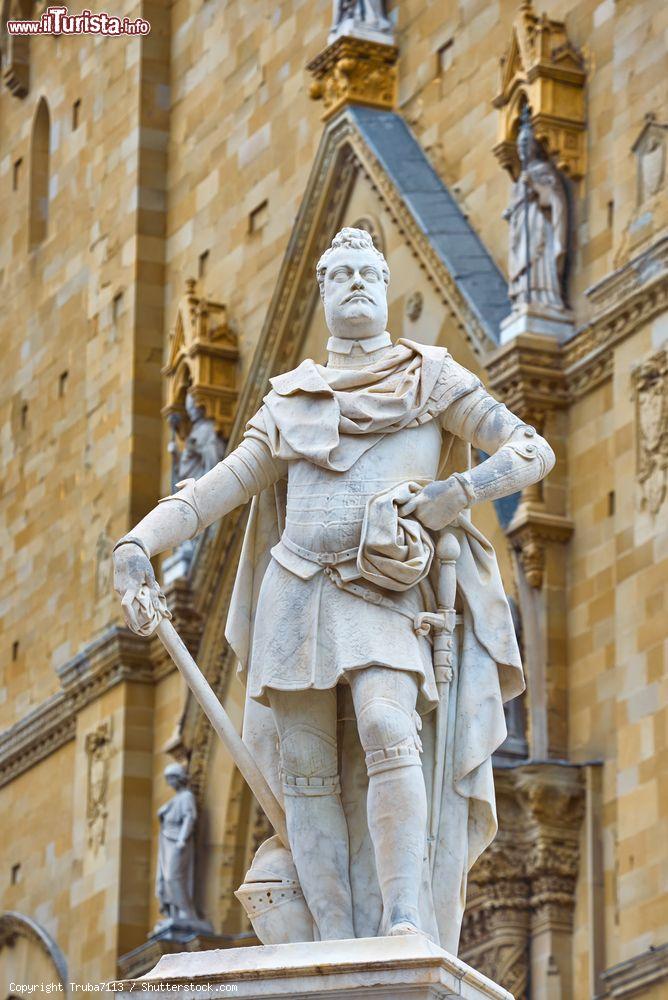 Immagine La statua all'esterno della Cattedrale dei Santi Pietro e Donato ad Arezzo. La chiesa fu costruita a patire dal XIII secolo - foto © Truba7113 / Shutterstock.com