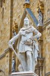 La statua all'esterno della Cattedrale dei Santi Pietro e Donato ad Arezzo. La chiesa fu costruita a patire dal XIII secolo - foto © Truba7113 / Shutterstock.com