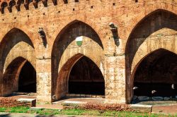 Fontebranda è una fontana medievale di Siena. Si presenta con tre arcate gotiche ogivali, sopra le quali si trovano merli e archi ciechi.