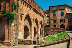 Fontebranda è una fontana storica del Terzo di Camollia (Siena), citata anche da Dante Alighieri nella Divina Commedia.