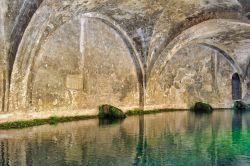 Gli archi sopra la grande vasca di Fontebranda, la più importante fontana medievale di Siena.
