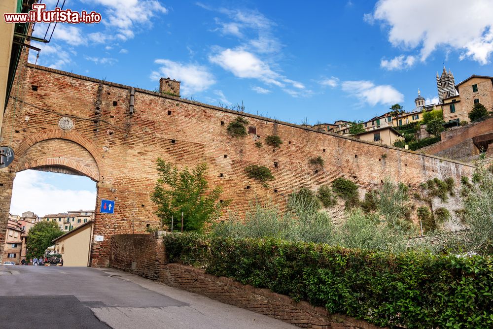 Immagine Via Fontebranda, una delle strade più importanti del centro di Siena grazie della fontana che le dà il nome. Nei pressi della fonte è nata Santa Caterina da Siena.