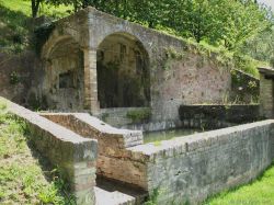 La fonte antica presso l'Orto Botanico dell'Università degli Studi di Siena - foto © www.siena-agriturismo.it/