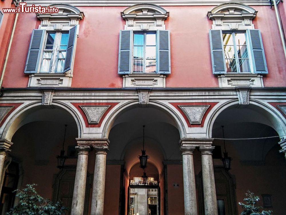 Immagine Il cortile del Palazzo Poldi Pezzoli, nel centro di Milano, in via Manzoni 12. - © Melancholia~itwiki - CC BY-SA 4.0, Wikipedia