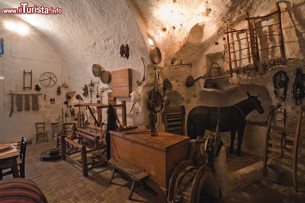 Immagine Attrezzi da lavoro all'interno della Casa Grotta  di Vico Solitario, nel cuore dei Sassi di Matera - foto © www.casagrotta.it