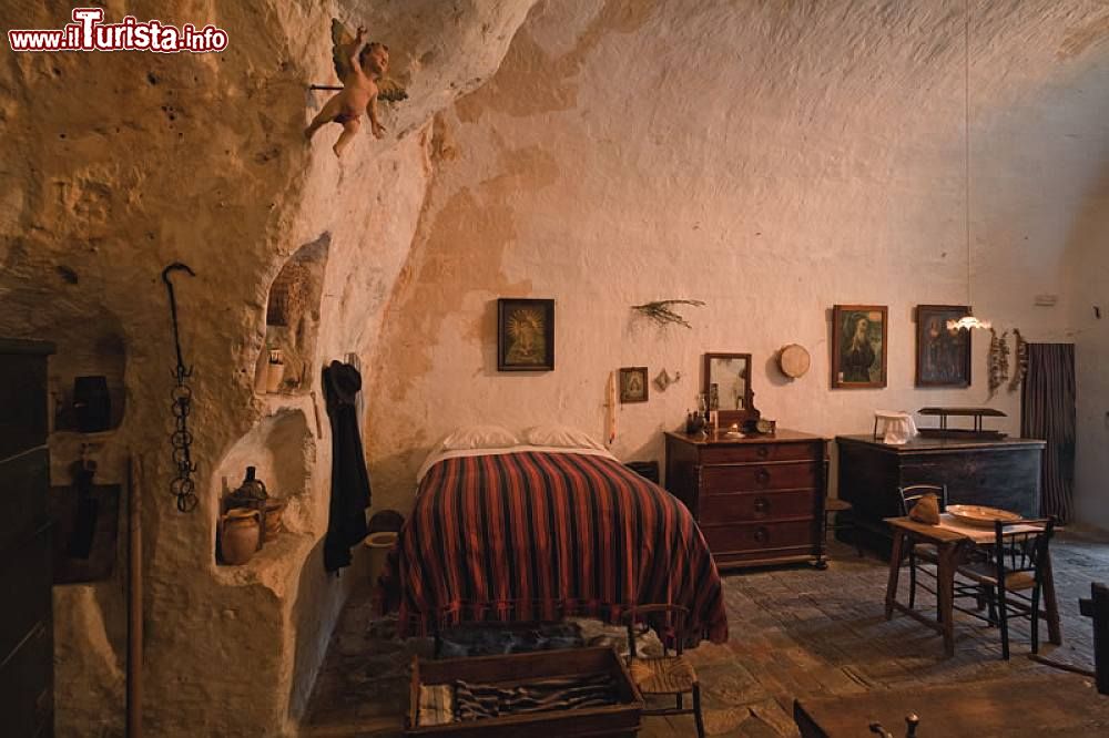 Immagine La camera da letto allestita nel museo della Casa Grotta di Vico Solitario a Matera - foto © www.casagrotta.it