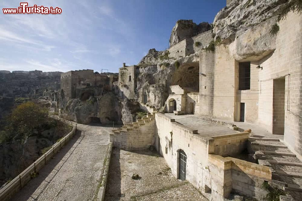 Immagine Gli esterni della Casa Grotta di Vico Solitario, nei Sassi di Matera (Basilicata) - foto © www.casagrotta.it