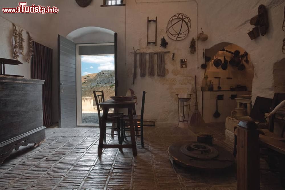 Immagine La Casa Grotta di Vico Solitario (Matera) è un tipico esempio di abitazione nei Sassi della città lucana - foto © www.casagrotta.it