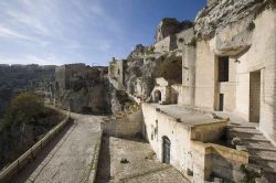 Gli esterni della Casa Grotta di Vico Solitario, nei Sassi di Matera (Basilicata) - foto © www.casagrotta.it