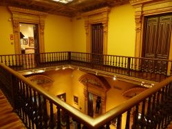 Il Museo Lázaro Galdiano si sviluppa su quattro piani all'interno dell'edificio in Calle de Serrano 122 a Madrid.