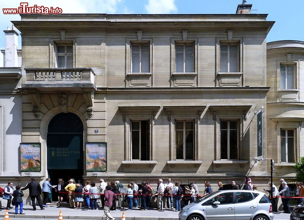 Immagine Ingresso al Museo Marmottan Monet di Parigi, turisti in coda all'ingresso: siamo nel 16° arrondissement vicino al parco dei Bois du Boulogne - © PIERRE ANDRE LECLERCQ - CC-BY-SA 4.0, Wikipedia