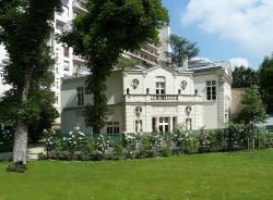 Il giardino del Musee Marmottan Manet in centro a Parigi. Ospita la più grande collezione di opere di Monet al mondo - © PIERRE ANDRE LECLERCQ - CC-BY-SA 4.0, Wikipedia ...