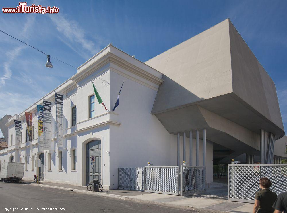 Immagine Il MAXXI - Museo nazionale delle arti del XXI secolo si trova a Roma ed è stato realizzato dall'architetto anglo-irachena Zaha Hadid - foto © nexus 7 / Shutterstock.com