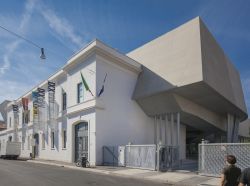 Il MAXXI - Museo nazionale delle arti del XXI secolo si trova a Roma ed è stato realizzato dall'architetto anglo-irachena Zaha Hadid - foto © nexus 7 / Shutterstock.com