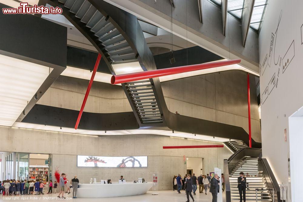 Immagine La struttura interna del MAXXI - Museo nazionale delle arti del XXI secolo, realizzato dall'architetto Zaha Hadid - foto © Ugis Riba / Shutterstock.com