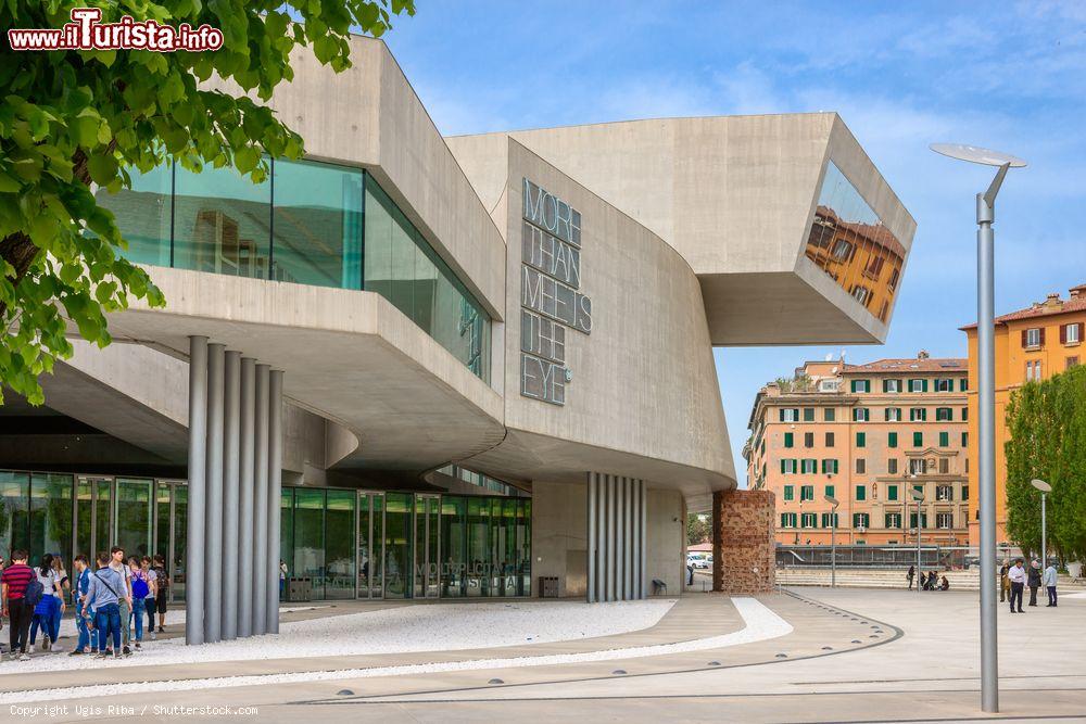 Immagine Vista esterna del MAXXI - Museo nazionale delle arti del XXI secolo, inaugurato nel 2010 a Roma - foto © Ugis Riba / Shutterstock.com