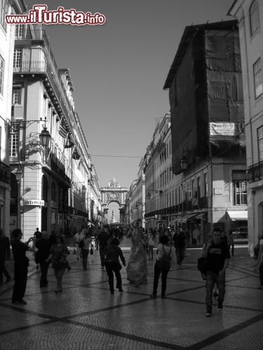 Rua Augusta, una delle vie pi turistiche, tra la centralissima Praa Rossio e la Praa do Comercio