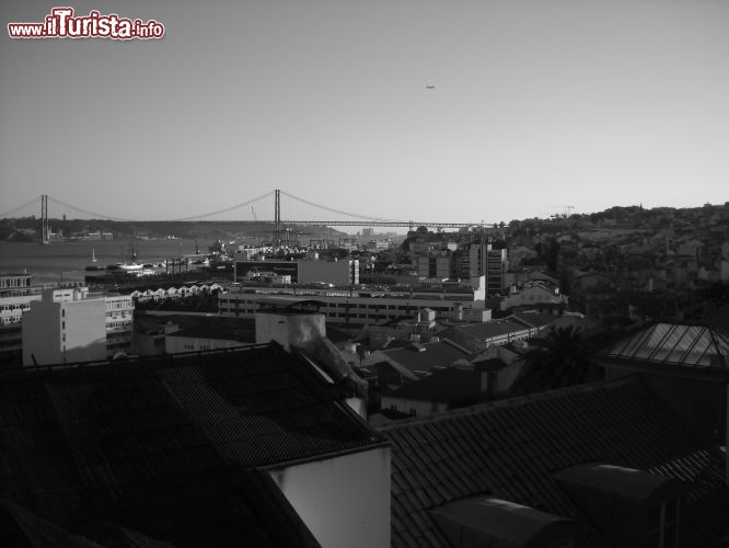 Miradouro de Santa Catarina, vista sul Tejo e sul ponte 25 de Abril