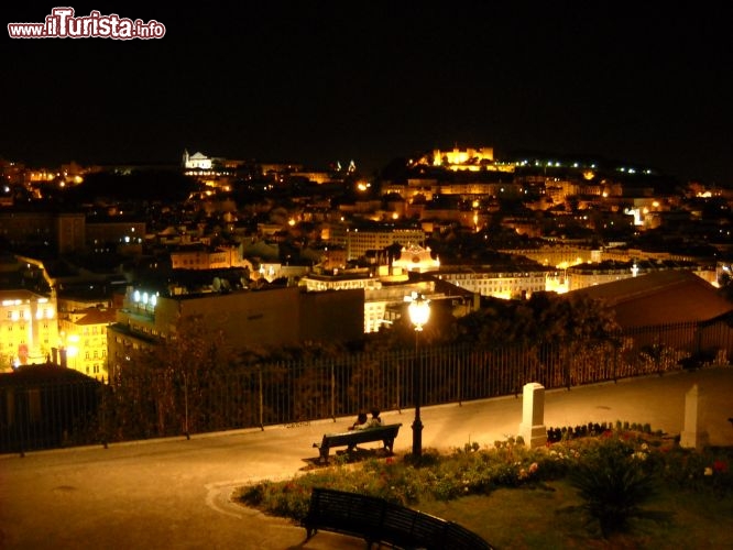 Vista dal Miradouro de So Pedro de Alcantara, sullo sfondo il Castelo de So Jorge