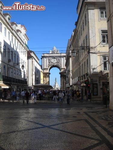 Rua Augusta, nei pressi dell'arco