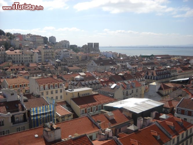 Vista sulla Baixa, l'Alfama e il fiume Tejo