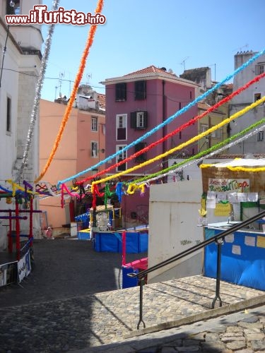 L'Alfama addobbata per le Festas che si celebrano durante tutto il mese di giugno