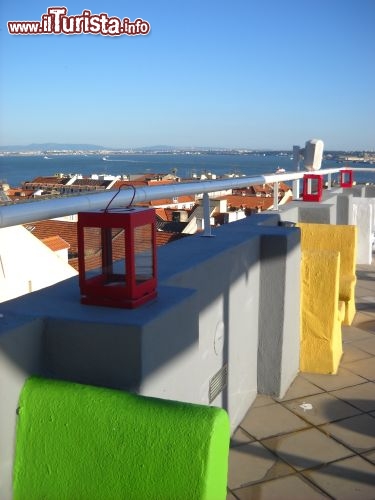 La terrazza del Lisb'on Hostel, sul Tejo