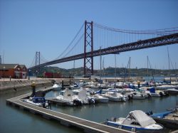 Ponte 25 de Abril, vista dalle Docas