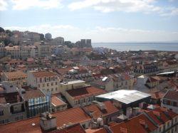 Vista sulla Baixa, l'Alfama e il fiume Tejo