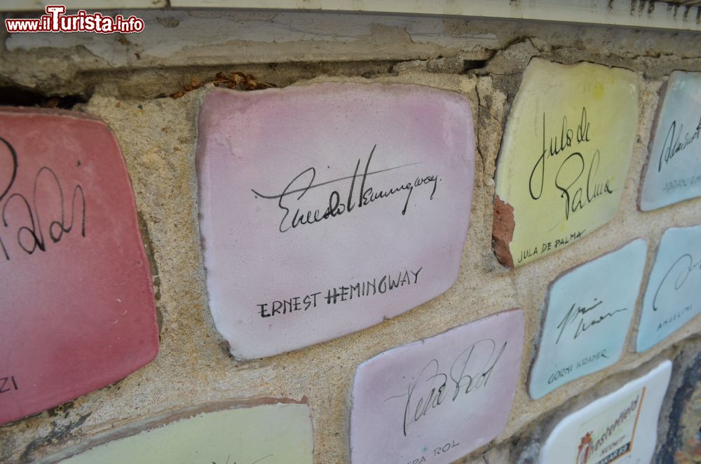 Immagine Gli autografi sulle piasterelle in ceramica del Muretto di Alassio, ormai un simbolo della città ligure. Qui vediamo quello di Ernest Hemingway.