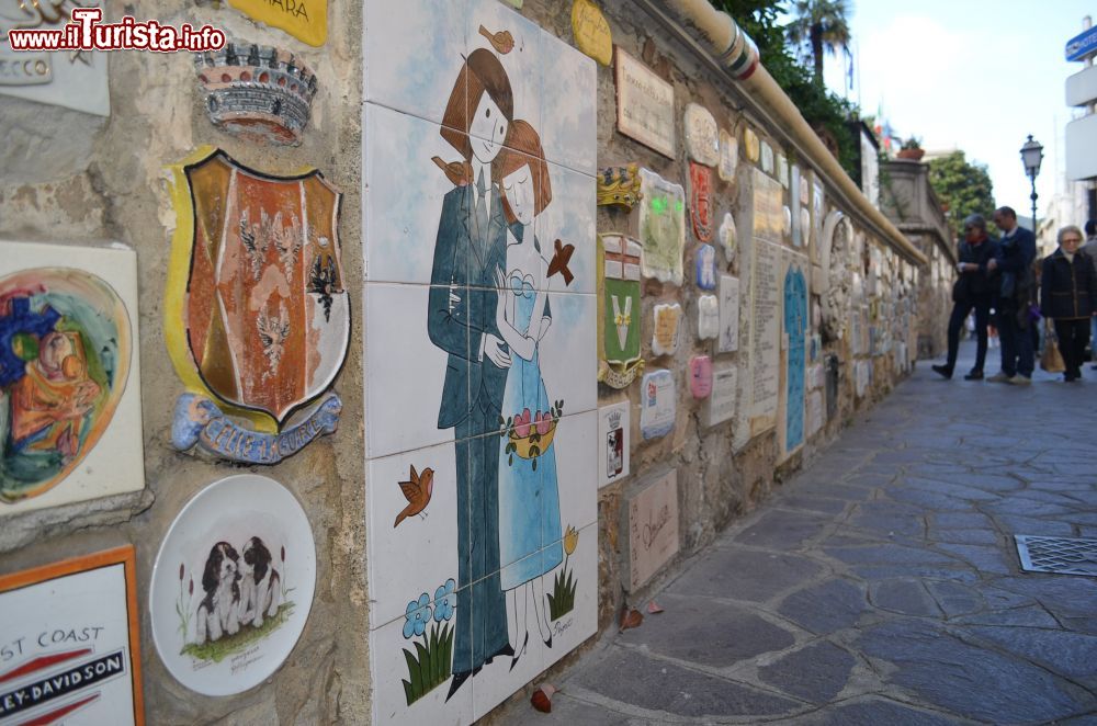 Immagine Particolare del Muretto di Alassio, dove sono visibili piastrelle in ceramica, mosaici e opere d'arte.