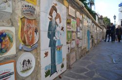 Particolare del Muretto di Alassio, dove sono visibili piastrelle in ceramica, mosaici e opere d'arte.