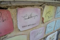 Gli autografi sulle piasterelle in ceramica del Muretto di Alassio, ormai un simbolo della città ligure. Qui vediamo quello di Ernest Hemingway.