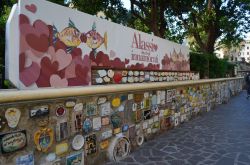 Il famoso Muretto di Alassio con gli autografi, i mosaici e le piastrelle in ceramica, ormai tappa imperdibile di una visita nella cittadina in provincia di Savona.