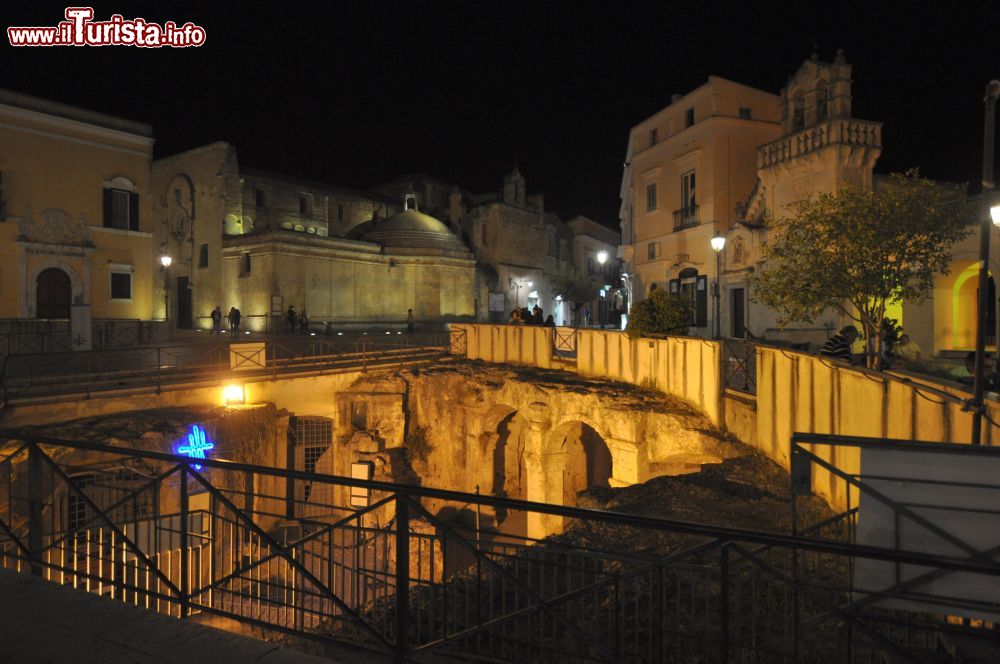 Immagine Vista notturna dell'Ipogeo di Piazza Vittorio Veneto a Matera