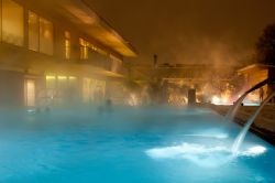 Piscina esterna alle Terme di Vienna durante la stagione invernale