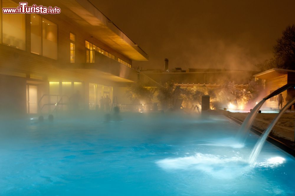 Immagine Piscina esterna alle Terme di Vienna durante la stagione invernale