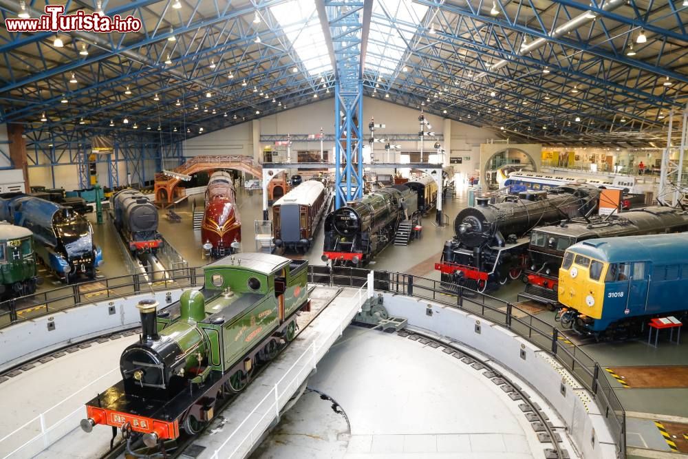 Immagine La Great Hall del Museo Nazionale delle Ferrovie di York ospita una vasta collezione di treni. Si tratta del museo ferroviario più grande al mondo