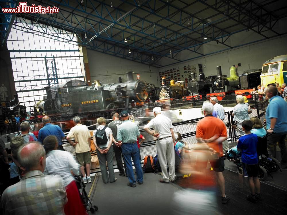Immagine Turisti davanti agli storici treni del National Railway Museum a York, Inghilterra