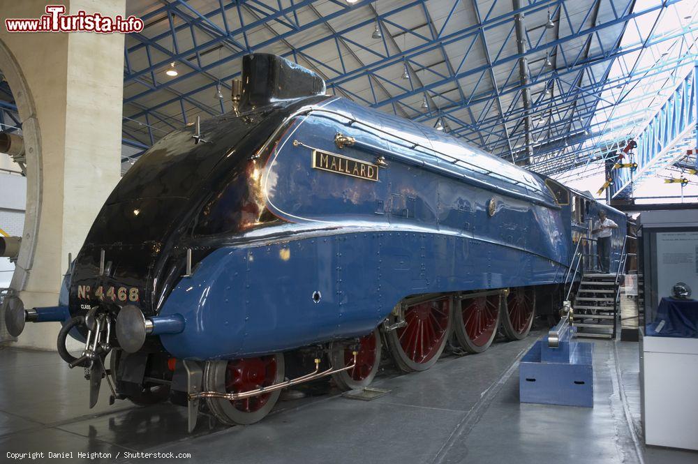 Immagine Una locomotiva a vapore Mallard esposta al National Railway Museum di York - © Daniel Heighton / Shutterstock.com