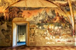 Affresco in una sala del Castello di Torrechiara, provincia di Parma - © iryna1 / Shutterstock.com