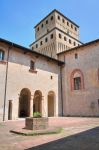 Coorte interna con pozzo nel Castello di Torrechiara, provincia di Parma