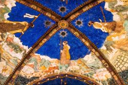 Particolare della volta affrescata della Camera d'Oro nel Castello di Torrechiara, Emilia-Romagna - © iryna1 / Shutterstock.com
