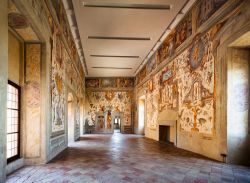 Visita all'interno del Castello di Torrechiara in Emilia. - © Olgysha / Shutterstock.com