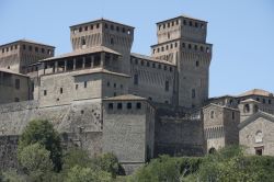 La fortezza medievale di Torrechiara fotografata in estate (Emilia-Romagna)