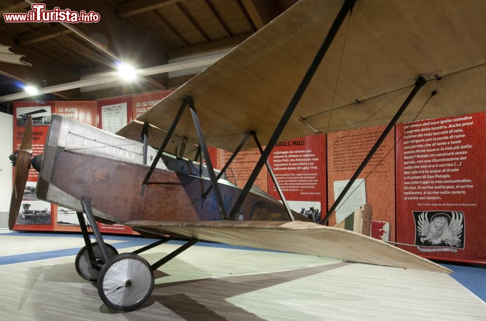 Immagine L'Ansaldo S.V.A. 5 è un velivolo che effettuò il suo primo volo nel 1917 raggiungendo la velocità di 223 km/h. L'esemplare si trova nel Museo dell'Aeronautica Gianni Caproni di Trento.