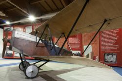 L'Ansaldo S.V.A. 5 è un velivolo che effettuò il suo primo volo nel 1917 raggiungendo la velocità di 223 km/h. L'esemplare si trova nel Museo dell'Aeronautica ...