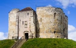 La Clifford's Tower è il simbolo dell'antico York Castle, il castello d'epoca normanna che da olre nove secoli domina la città di York - foto © Jason Batterham ...