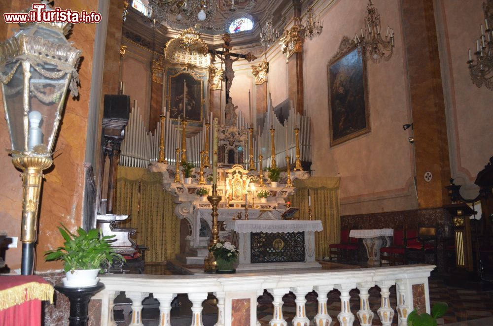 Immagine L'abside con organo della Chiesa di Sant'Ambrogio ad Alassio. Si tratta di uno dei due organi presenti nella chiesa